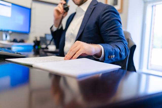 Service santé travail Paris : dirigeant consultant guide choix SPSTI entreprise 2025